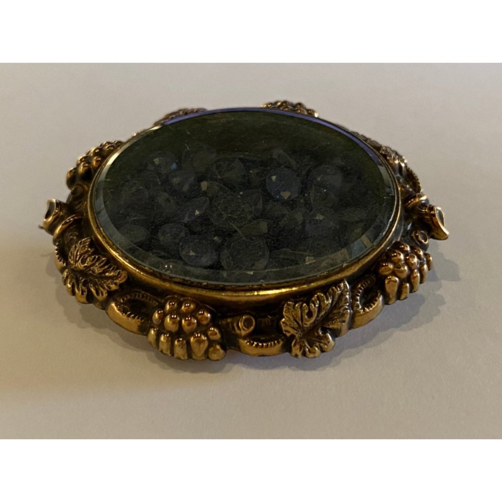 Vintage 14K gold engraved pendant filled with Iolite stones